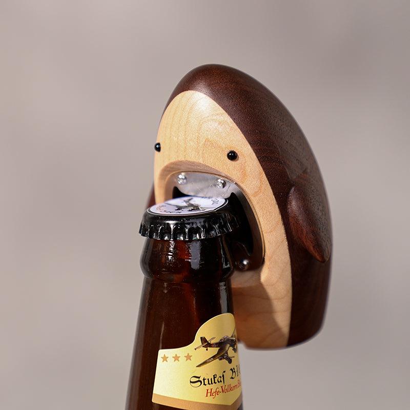 Abridor de botellas creativo en forma de tiburón hecho a mano de madera