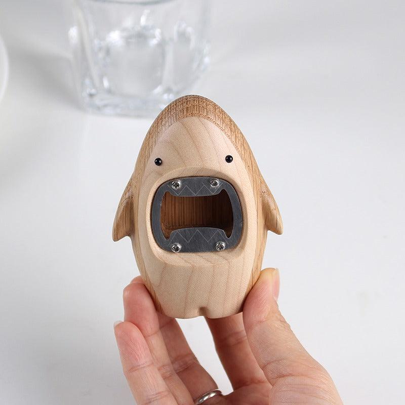 Abridor de botellas creativo en forma de tiburón hecho a mano de madera