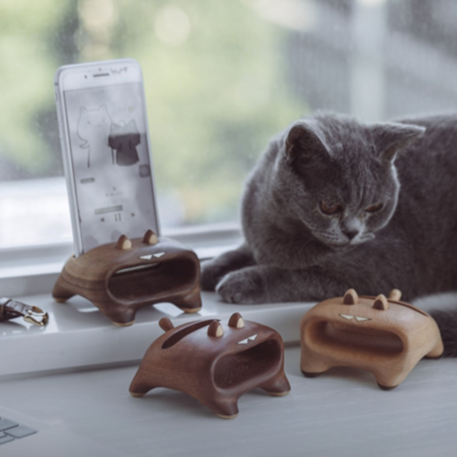 Soporte para teléfono móvil con altavoz de madera y gato ruidoso