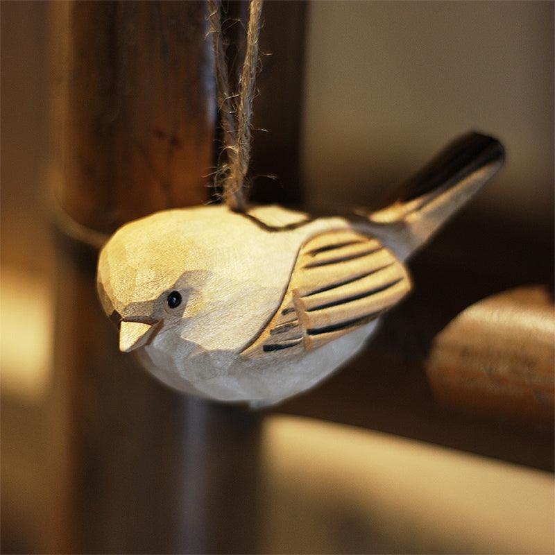 Figuras de pájaros gorditos tallados a mano de madera pintada