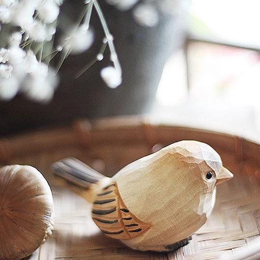 Figuras de pájaros gorditos tallados a mano de madera pintada