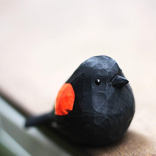 赤い翼の黒い鳥の置物手彫り塗装木製