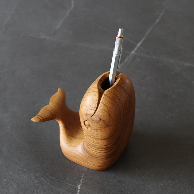 Porta bolígrafo tallada a mano ballena teca madera