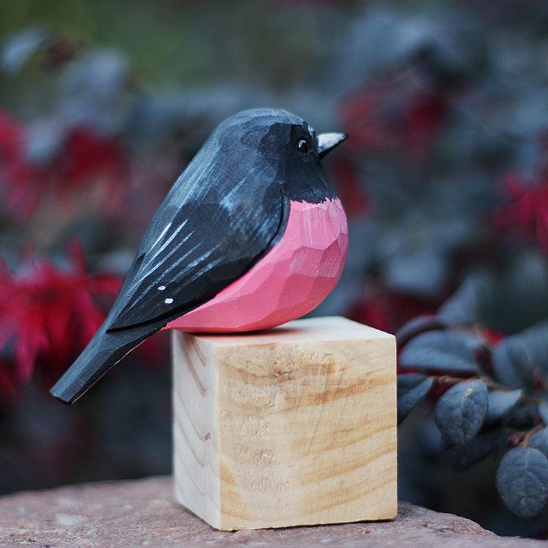 Figuritas de pájaro petirrojo rosa talladas a mano de madera pintada