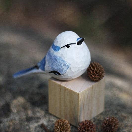 Estatuilla de pájaro azul tallada a mano pintada de madera