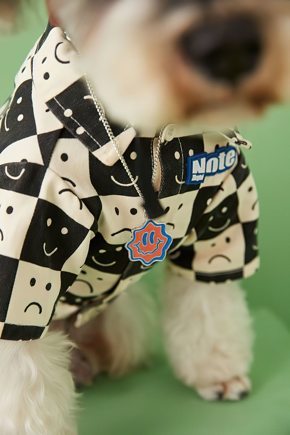 ペットの犬の春と秋の薄いスマイル犬のシャツ犬の服子犬の服